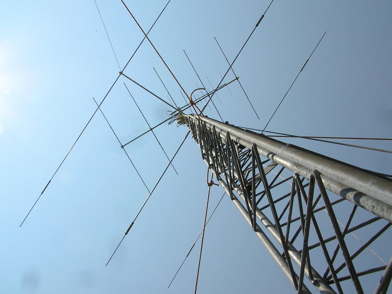 The Mobile Antenna System. Photograph by Denny Boehler - KF4TJI of Leesburg, VA.