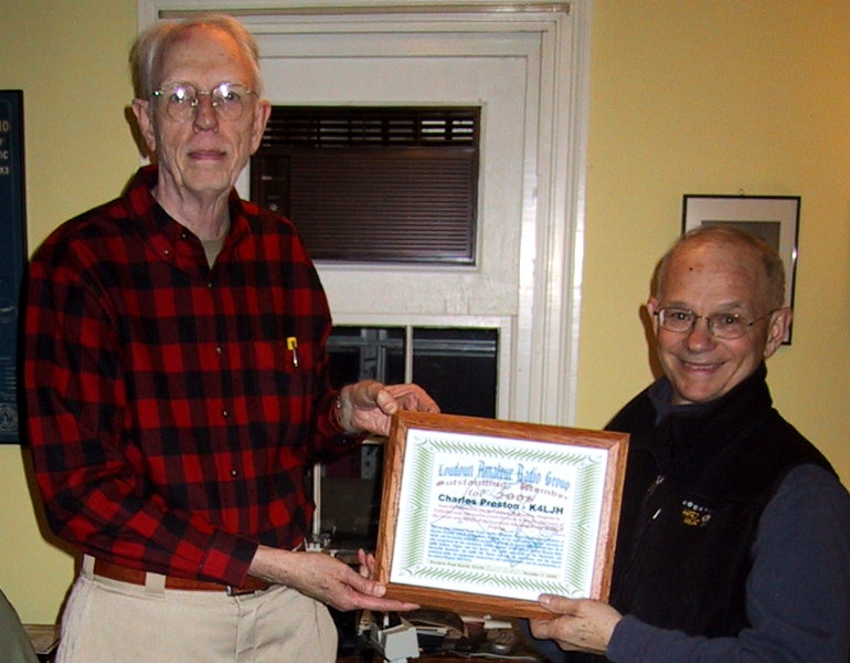 Charles Preston - K4LJH of Hamilton receives the LARG Outstanding Member of 2006 Award from John Unger - W4AU. Photograph by John Unger - W4AU of Hamilton, VA.