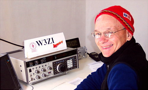John Unger - W4AU at is fine 40M CW station. Photograph by Bill Buchholz - K8SYH of Potomac Fall, Virginia.