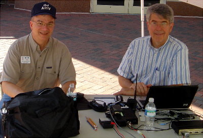 Rick Miller - AI1V and Jeff Slusher - KE5APC man the Reston Town Center. Photograph by Jeff Slusher - KE5APC de Leesburg, VA.