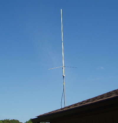 The colinear antenna used on the 2-Meter APRS station. A diamond Model 200 on 4 sections of Radio Shack 4-foot poles. Photograph by Norm Styer - AI2C de Clarkes Gap, VA.