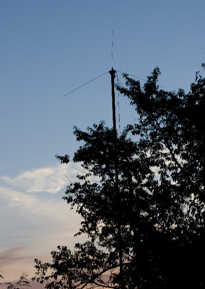 The nice vertical ground-plane antenna at Ashburn, VA. Photograph by Z Tyrik - KU1T de Ashburn, VA.
